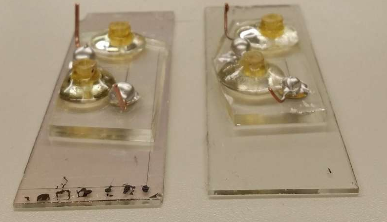 芯片實驗室設備利用電信號測量葡萄糖，分辨血型并檢測病毒或癌癥。但是生物樣品需要保護免受電場的影響。一層薄薄的氧化鉿可以解決問題。圖片來源：Sanaz Habibi